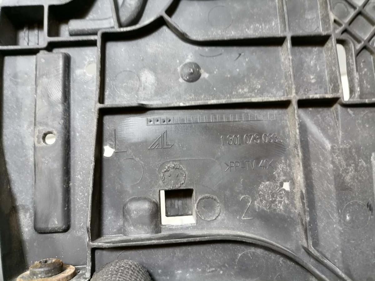 Audi A4 8K B8 original Aufnahme Tr&auml;ger Scheinwerfer vorn links Bj.2009